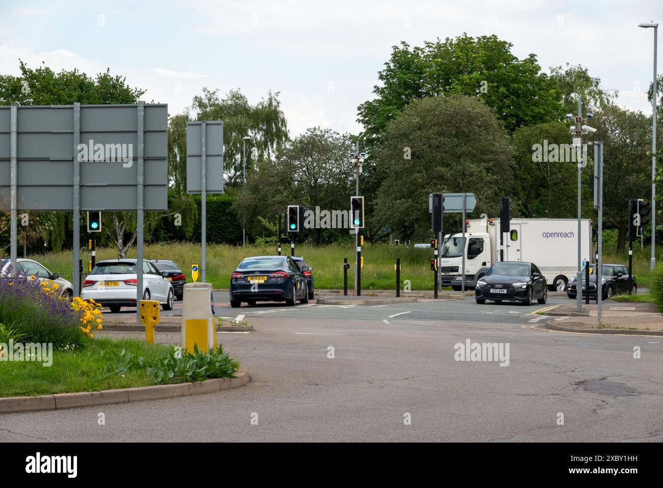 Ampel und Straßenkreuzung am Kreisverkehr Addenbrookes Hospital Hills Road Stockfoto