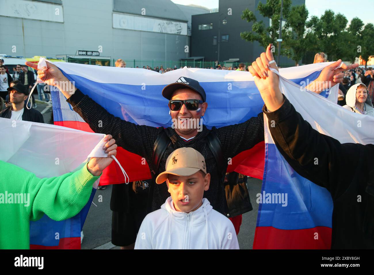 12. Juni 2024, St. Petersburg, Russland: Die Bürger feiern den Russland-Tag mit russischen Fahnen während der Feierlichkeiten in St. Petersburg. Viele zeremonielle Veranstaltungen fanden in St. Petersburg am Russland-Tag statt. Am Nachmittag fand im Alexandergarten der 'Ball der Nationalitäten' statt. Am Abend begann ein festliches Konzert auf dem Territorium der Peter-und-Paul-Festung unter Beteiligung des Gouverneurs von St. Petersburg, Alexander Beglov. Auf dem Gelände der Festung gab es verschiedene Themenspielplätze sowie Meisterkurse zum Kunsthandwerk. Auch ein großes Konzert mit verschiedenen Bekannten Stockfoto