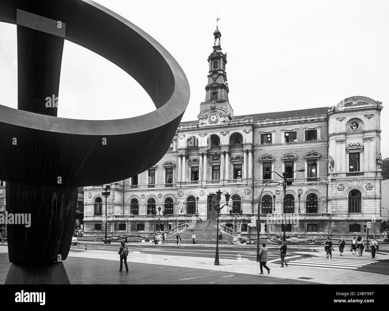 Die Alternative Ovoid, Skulptur von Jorge Oteiza, vor dem Rathaus, Bilbao, Provinz Biskaya, Autonome Gemeinschaft des Baskenlandes, Spanien Stockfoto