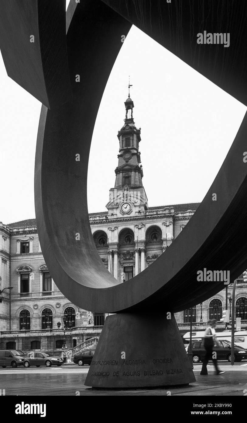 Die Alternative Ovoid, Skulptur von Jorge Oteiza, vor dem Rathaus, Bilbao, Provinz Biskaya, Autonome Gemeinschaft des Baskenlandes, Spanien Stockfoto