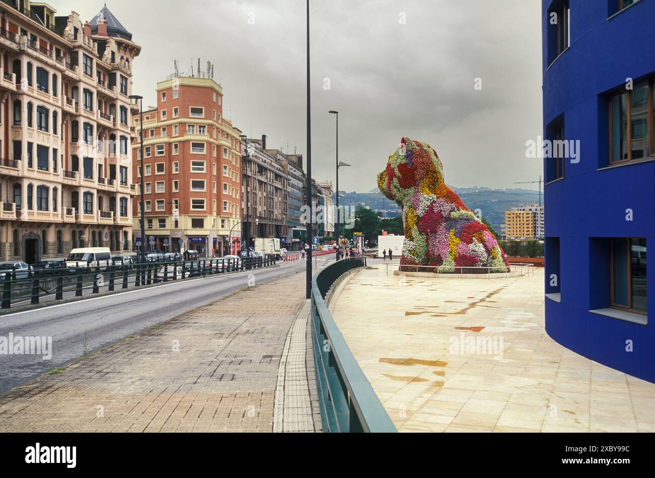 Puppy Floral Sculpture von Jeff Koons in der Nähe des Eingangs des Guggenheim Museums Bilbao Spanien Stockfoto