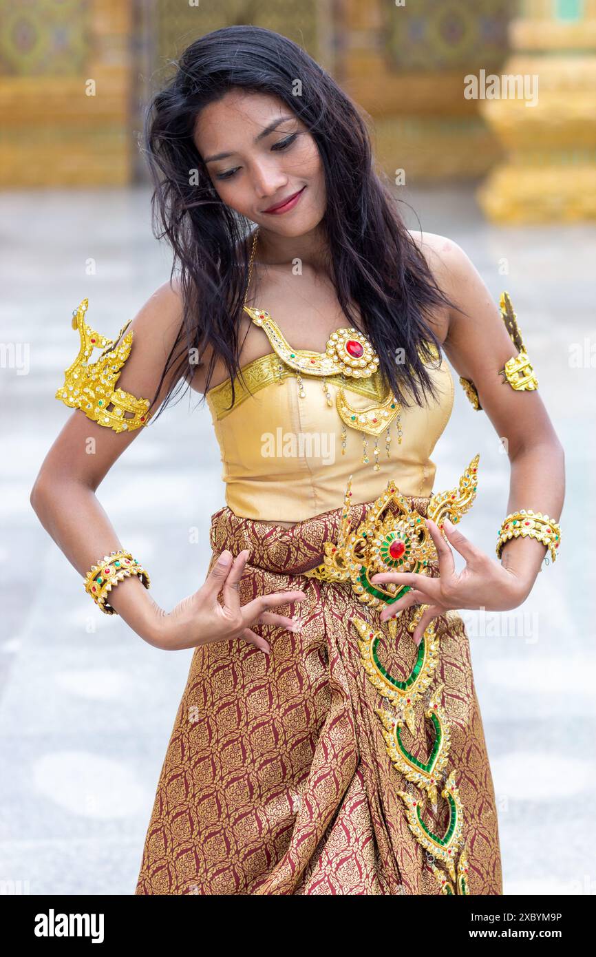 Thai-Frau in traditioneller Tracht thailändische Tänzerin tanzt im buddhistischen Tempel Stockfoto