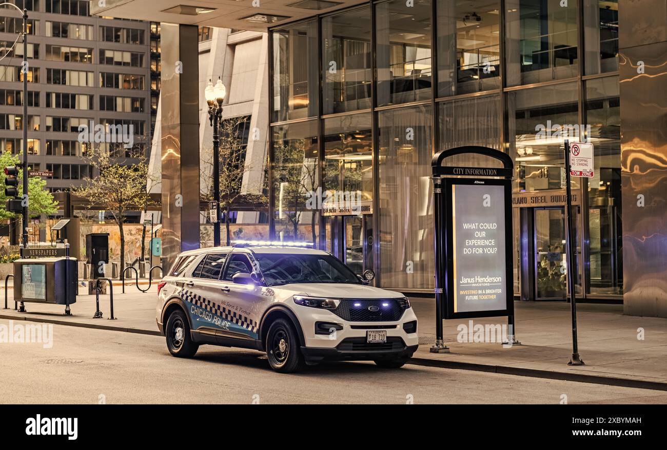 Chicago, USA - 27. April 2023: Vorderansicht des Autos der Chicago Police Department mit eingeschalteten Blinklichtern. Stockfoto