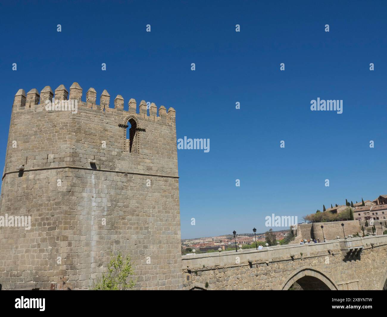 Historischer Wachturm und Steinfestung mit klarem blauen Himmel, Toledo, Spanien Stockfoto