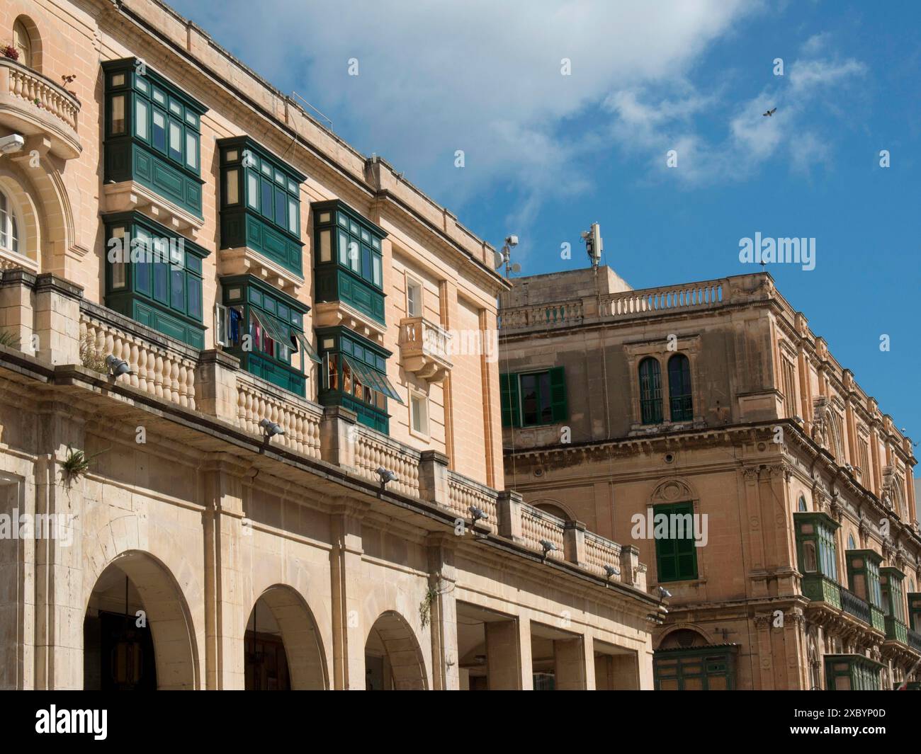 Historische Gebäude mit Arkaden bei sonnigem Wetter, valetta, mittelmeer, malta Stockfoto