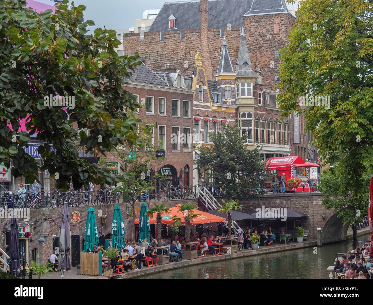 Gemütliche Terrassen am Kanal, umgeben von historischen Gebäuden und lebhaftem Stadtleben, utrecht, Niederlande Stockfoto