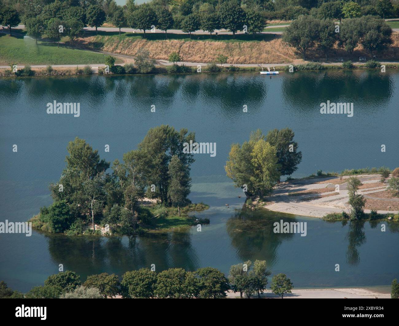 Ruhige Szene mit einem Fluss, kleinen Inseln und üppigen Bäumen, Wien, Österreich Stockfoto