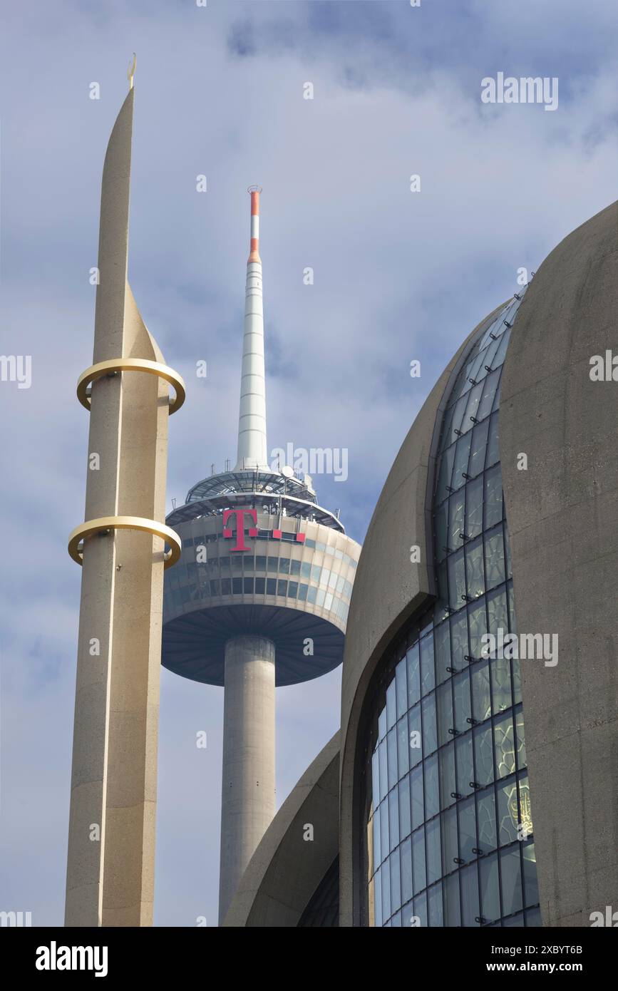 Minarett der DITIB-Zentralmoschee in Köln Ehrenfeld, dahinter der Fernsehturm, Köln, Nordrhein-Westfalen Stockfoto