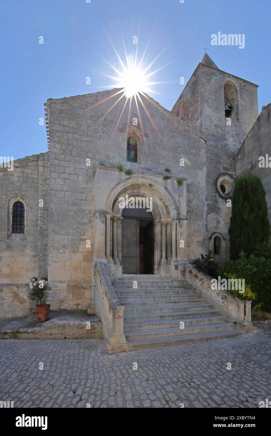 Gotische Kirche St-Vincent in Hintergrundbeleuchtung, offene Treppe, offene Kirchentür, Heiliger, offen, Les Baux-de-Provence, Alpilles, Alpilles, Bouches-du-Rhone Stockfoto