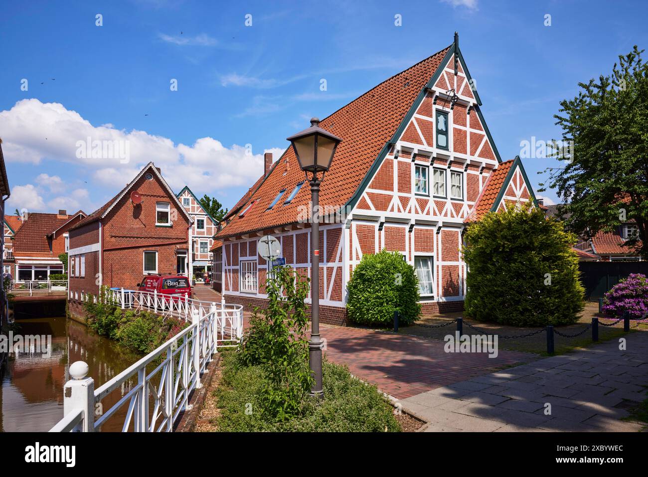 Altes Fachwerkhaus, Graben Jorker Hauptwettern und Laterne in Jork, altes Land, Landkreis Stade, Niedersachsen Stockfoto