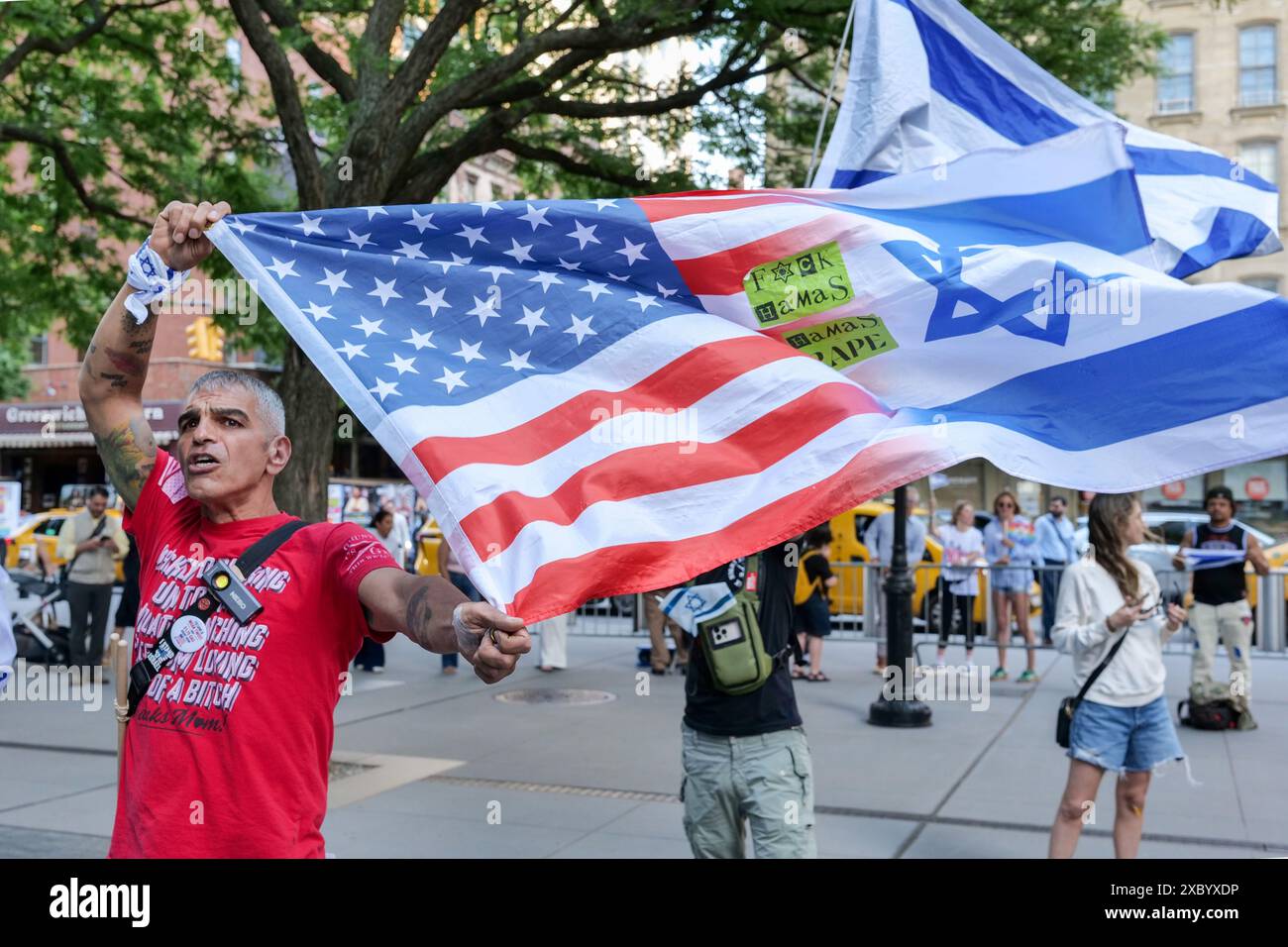 New York, New York, USA. Juni 2024. Pro-palästinensische Demonstranten kamen in das Hauptquartier der Stadt Tribeca und forderten, dass sie die Unterstützung des Völkermords und Israels einstellen. Jüdische Gegenprotestierende trafen sie mit israelischen Flaggen, Schildern und Schreien. Beide Gruppen wurden durch Mauern der NYPD getrennt, bevor die palästinensische Gruppe abmarschierte. (Kreditbild: © Milo Hess/ZUMA Press Wire) NUR REDAKTIONELLE VERWENDUNG! Nicht für kommerzielle ZWECKE! Stockfoto