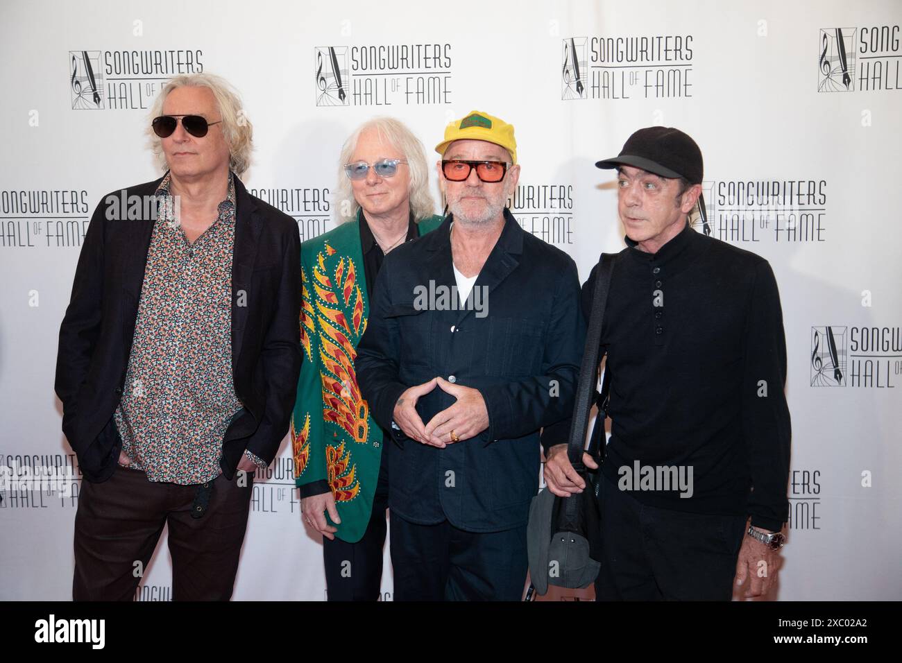 New York, Usa. Juni 2024. Peter Buck, Mike Mills, Michael Stipe und Bill Berry von R.E.M. kommen am Donnerstag, den 13. Juni 2024 in New York City auf dem roten Teppich bei der Songwriters Hall of Fame Induction and Awards Gala 2024 im New York Marriott Marquis Hotel an. Foto: Serena Xu Ning/UPI Credit: UPI/Alamy Live News Stockfoto