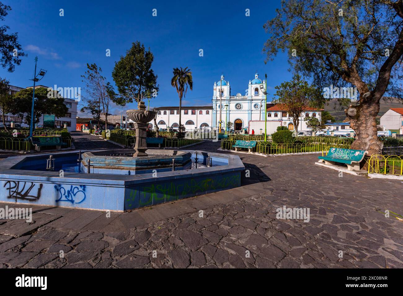 Aloasí, Mejia, Pichincha, Ecuador, 18 02 2024: Parque Central de Aloasí con su Santuario Nuestra señora de los Dolores. Stockfoto