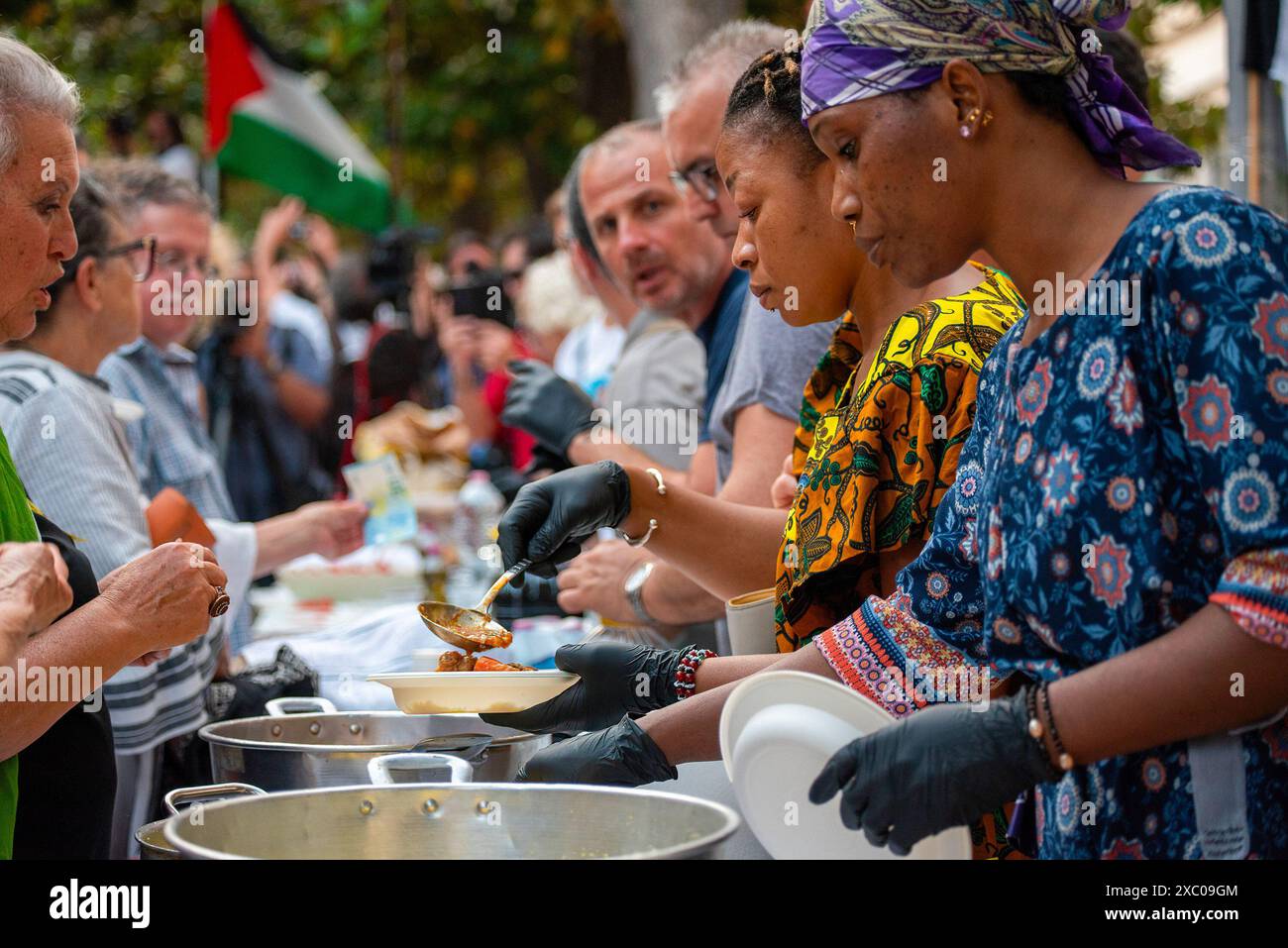 Brindisi, Italien. Juni 2024. Ein Demonstrant macht während der Demonstration einen Teil des Abendessens auf der Piazza Vittoria. Der G7-Gipfel ist ein zwischenstaatliches wirtschaftliches und politisches Forum, das aus Japan, Italien, Kanada, dem Vereinigten Königreich, Frankreich, Deutschland und die Vereinigten Staaten. Dieses Jahr findet der Gipfel in Italien statt. Während die Gruppe der Sieben auf dem schwäbischen Schloss von Brindisi zu Abend ging, hielt die Organisation der Zivilgesellschaft auf der Piazza Vittoria in der Altstadt von Brindisi, Italien, einen Gegenprotest mit dem Titel "Dinner der Armen" ab. Quelle: SOPA Images Limited/Alamy Live News Stockfoto