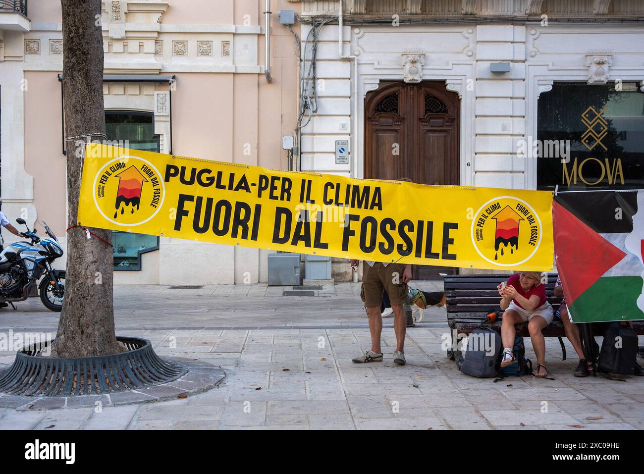 Brindisi, Italien. Juni 2024. Ein Banner, das an einen Baum auf der Piazza Vittoria gebunden ist und während der Vorführung gesehen wurde. Der G7-Gipfel ist ein zwischenstaatliches wirtschaftliches und politisches Forum, das aus Japan, Italien, Kanada, dem Vereinigten Königreich, Frankreich, Deutschland und die Vereinigten Staaten. Dieses Jahr findet der Gipfel in Italien statt. Während die Gruppe der Sieben auf dem schwäbischen Schloss von Brindisi zu Abend ging, hielt die Organisation der Zivilgesellschaft auf der Piazza Vittoria in der Altstadt von Brindisi, Italien, einen Gegenprotest mit dem Titel "Dinner der Armen" ab. Quelle: SOPA Images Limited/Alamy Live News Stockfoto