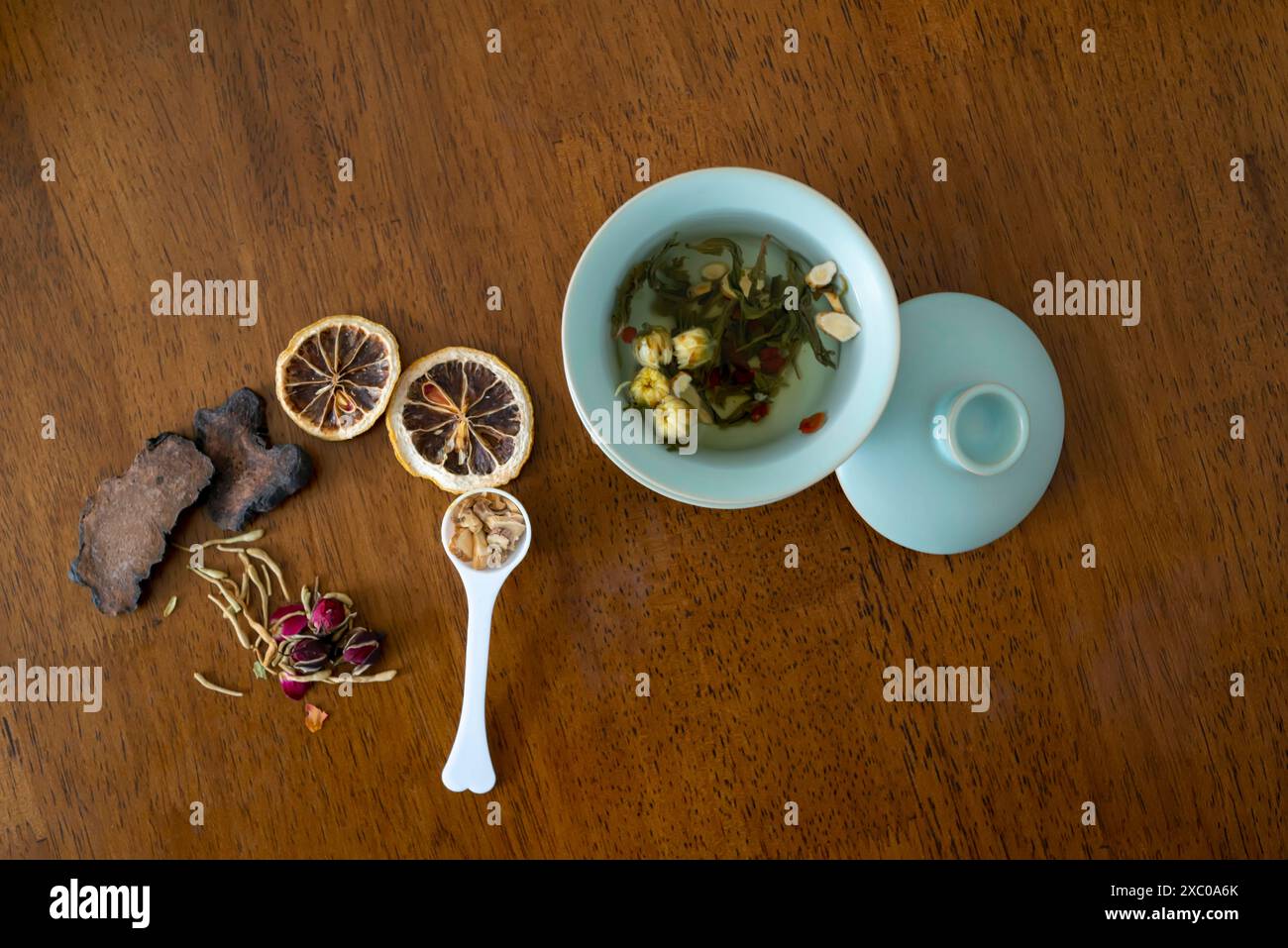 Chrysantheme und andere chinesische Kräutergetränke Stockfoto