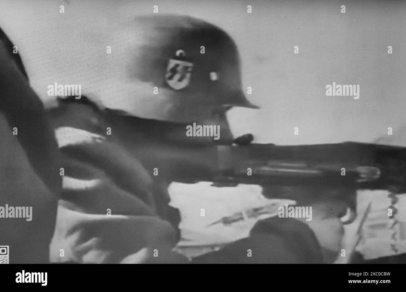 Screenshot des Zweiten Weltkriegs in Schwarzweiß. Waffen-SS-Maschinenschützer während der Schlacht um Charkow im März 1943 Stockfoto