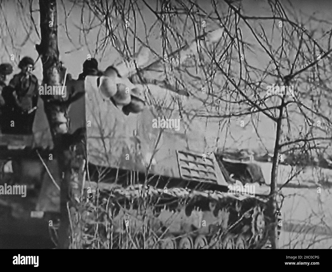Screenshot des Zweiten Weltkriegs in Schwarzweiß. Deutsche Hummel 15cm selbstfahrende Artillerie im Winter 1943/44 an der russischen Front Stockfoto