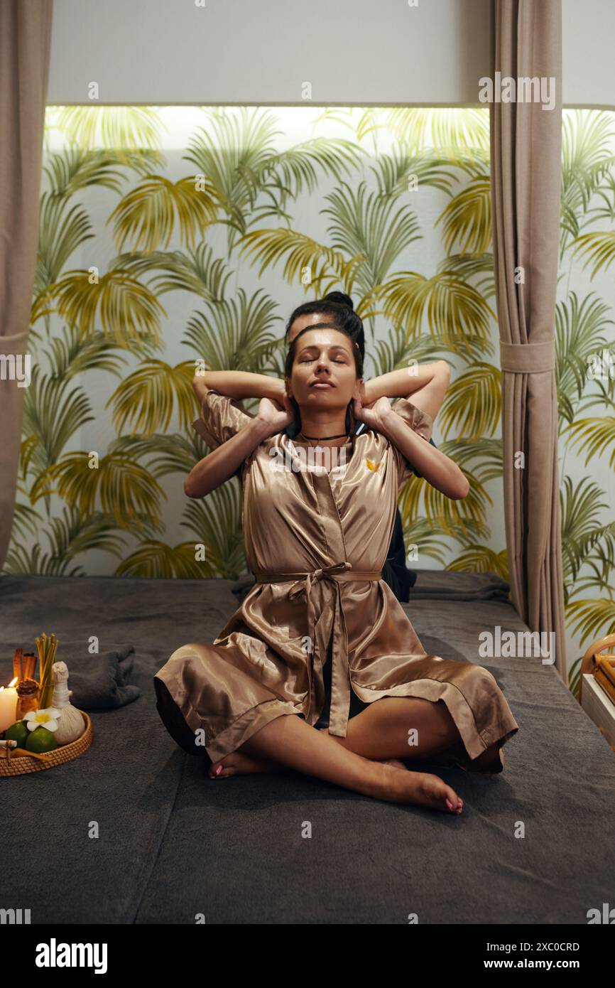 Frau, die Thai-Massage im Spa-Salon bekommt Stockfoto