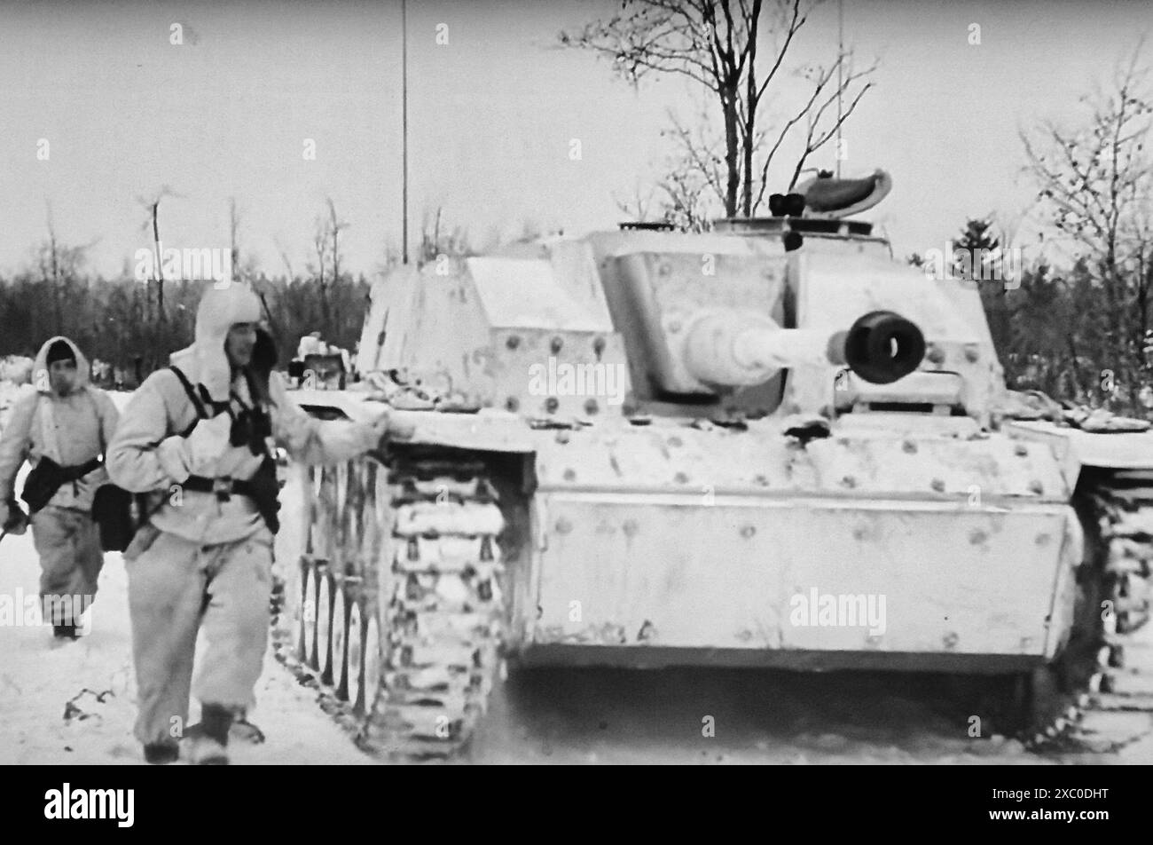 Screenshot des Zweiten Weltkriegs in Schwarzweiß. Deutsche Truppen in Snow Camo und ein Sturmgewehr rücken im Februar 1943 an der Russischen Front vor. Stockfoto