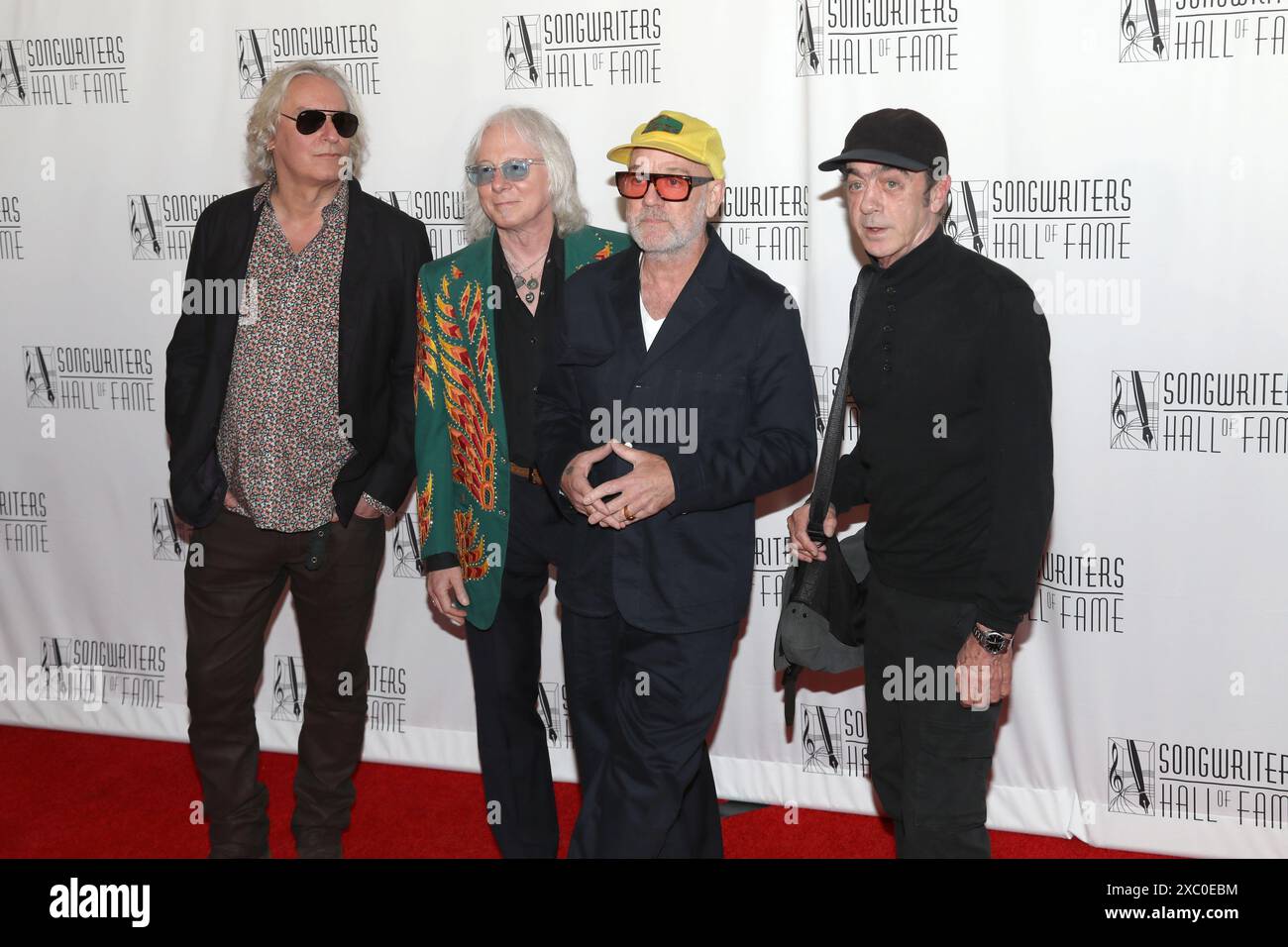 New York, New York, USA. Juni 2024. Peter Buck, Mike Mills, Michael Stipe und Bill Berry von R.E.M. nehmen an der Songwriters Hall of Fame 2024 Induction and Awards Gala im Marriott Marquis Hotel in New York Teil. Quelle: Greg Allen/Alamy Live News. Stockfoto