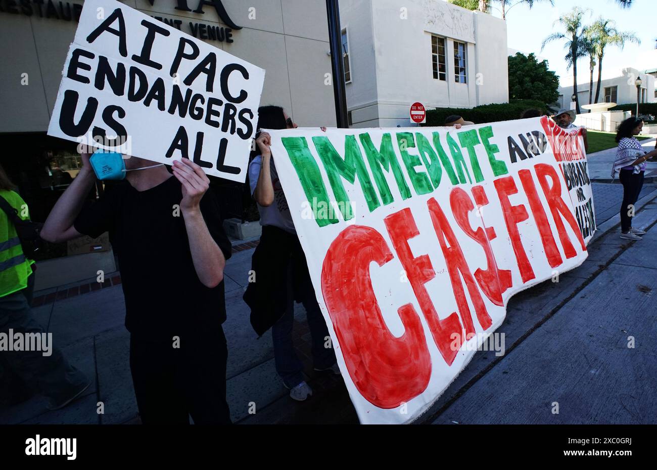 Am 13. Juni 2024 werden sich in Burbank, CA. Amerikanische Juden und Verbündete versammeln und marschieren, um den jüdischen Feiertag von Shavuot zu begehen, der an die Gabe der Thora an Moses und die Israeliten auf dem Berg Sinai erinnert. Historisch gesehen ein festlicher Feiertag, weigert sich die IfNotNow-Gemeinde zu feiern, da Israel weiterhin unverschämt gegen grundlegende jüdische Prinzipien verstoßen hat, das weiterhin überfüllte Flüchtlingslager bombardiert, Kinder hungert und kritische humanitäre Hilfe für die Bevölkerung von Gaza zurückhält. Die Kundgebung endete im Büro von Adam Schiff, um ihn aufzufordern, eine Waffenstillstandsvereinbarung zu unterzeichnen. Stockfoto