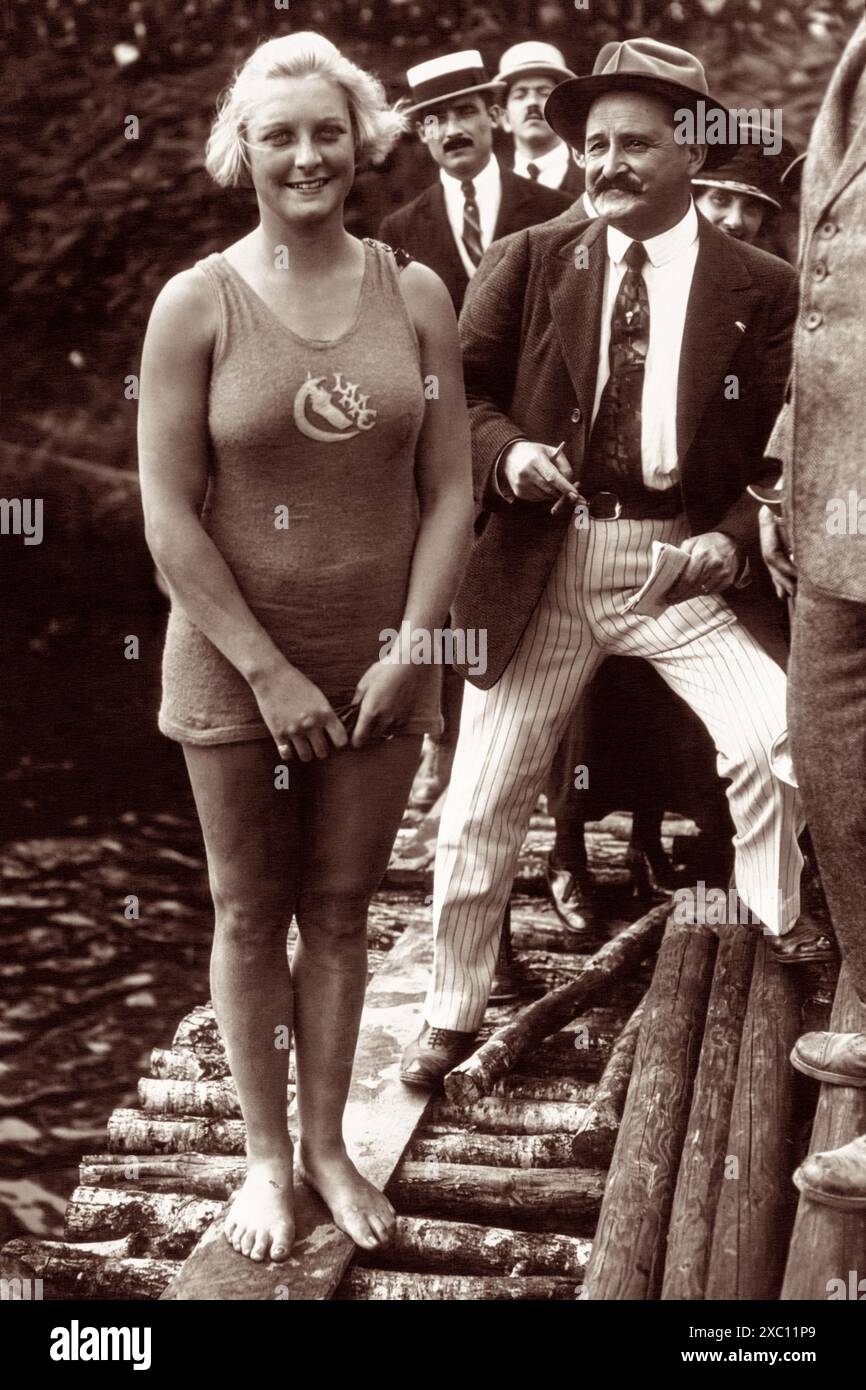 Die rekordverdächtige amerikanische Schwimmerin Ethelda Bleibtrey (1902–1978) in Antwerpen, Belgien, wo sie bei den Olympischen Spielen 1920 in Antwerpen Gold bei allen drei Schwimmveranstaltungen der Frauen gewann. Stockfoto