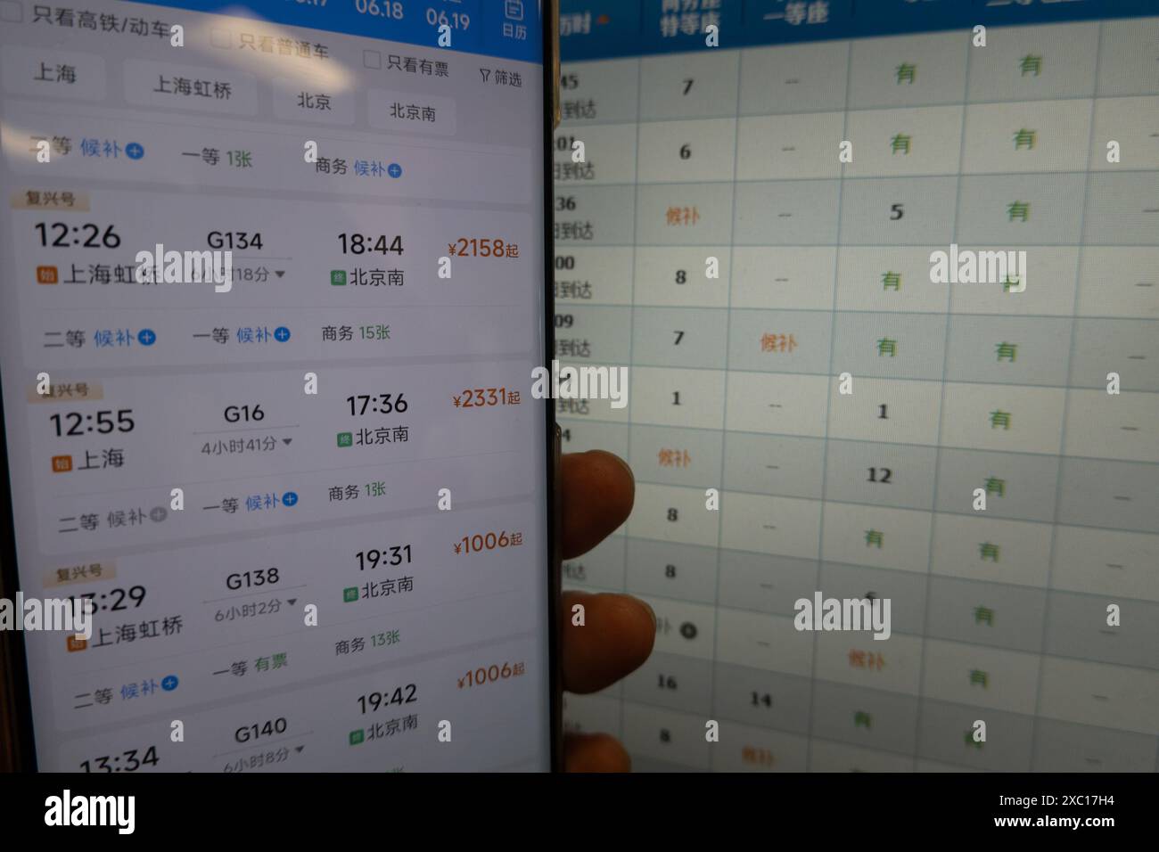 HANGZHOU, CHINA - 14. JUNI 2024 - Ein junger Mann sucht über die APP und Website für die Bahnfahrkarten 12306 in Shanghai, China, 14. Juni 20 nach Tickets Stockfoto