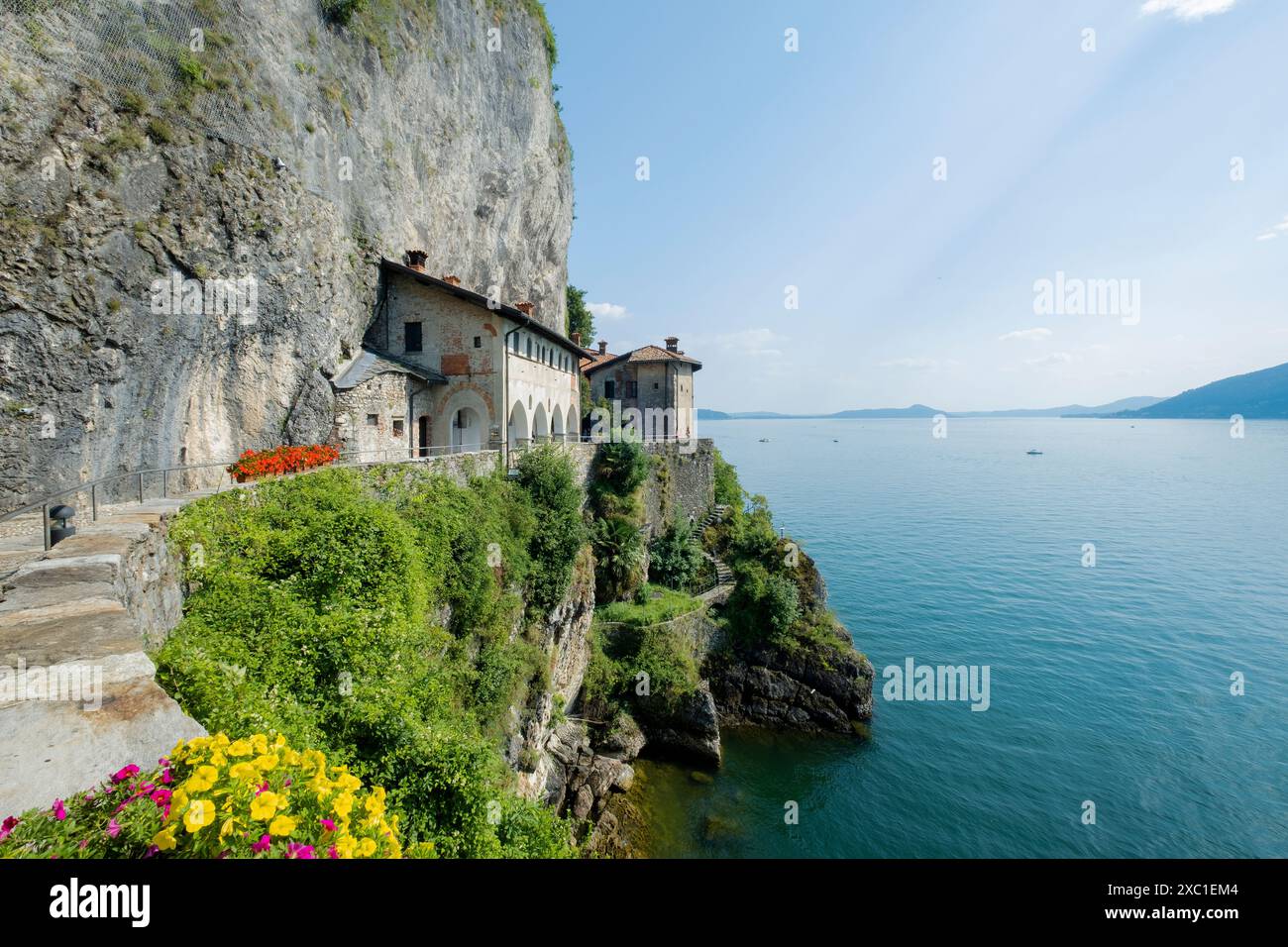 Blick auf den berühmten Eremo di Santa Caterina del Sasso, die Heilige Katharina der Steineinsiedelei. Lago Maggiore, Italien Stockfoto