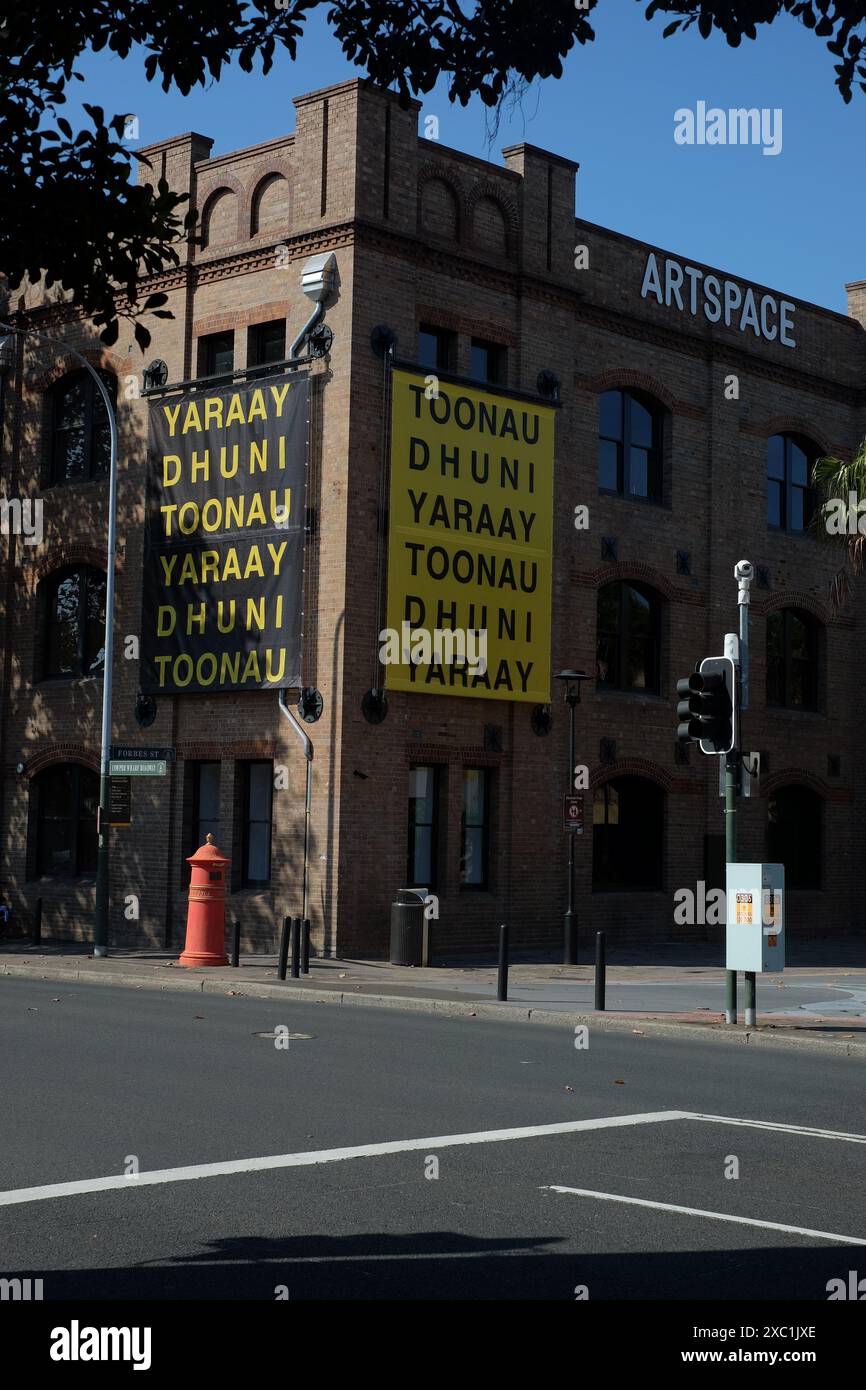 Das kürzlich renovierte Artspace-Gebäude (die Kanone) hing mit Kunstbannern für die 10 000 Sonnen-Biennale von Sydney in Woolloomooloo Stockfoto