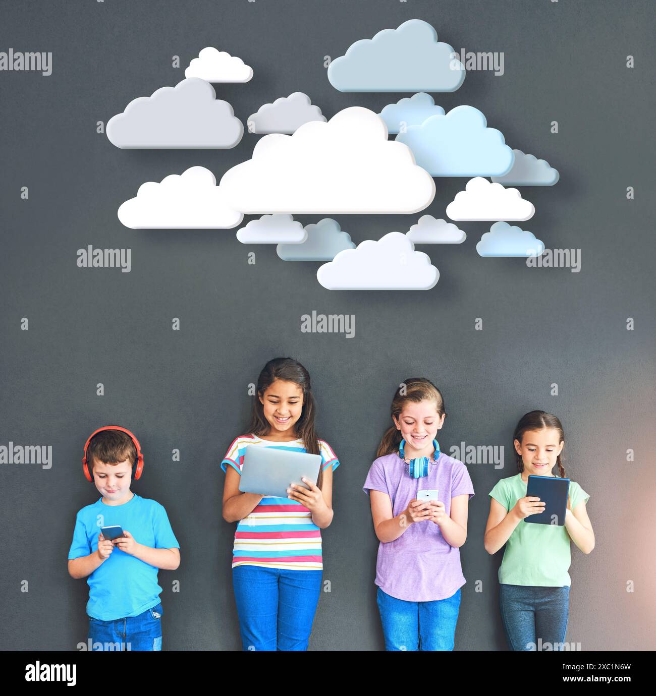 Wolken, Technik und Kinder im Studio mit Anschluss für die Aufnahmeprüfung für die Schule. Netzwerk, Gruppe und Kinder mit Smartphone und Tablet Stockfoto