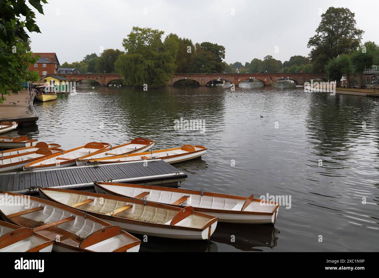 STRATFORD-UPON-AVON, GROSSBRITANNIEN - 15. SEPTEMBER 2014: Dies ist die Clopton Bridge über den Fluss Avon und den Pier mit Vergnügungsbooten. Stockfoto STRATFORD-UPON-AVON, GROSSBRITANNIEN - 15. SEPTEMBER 2014: Dies ist die Clopton Bridge über den Fluss Avon und den Pier mit Vergnügungsbooten. Stockfoto