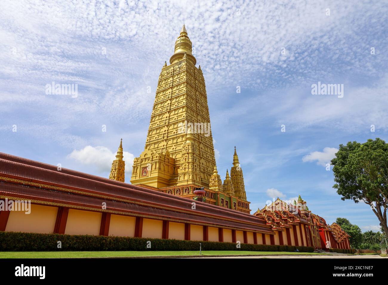 Blick auf goldene Chedi des Tempelkomplexes Wat Bang Thong, buddhistische Kultur Stockfoto