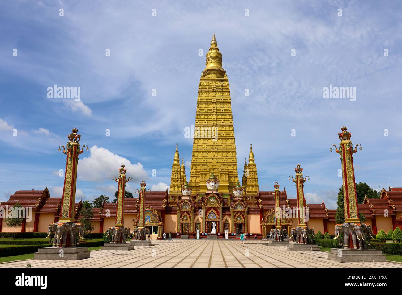 Blick auf goldene Chedi des Tempelkomplexes Wat Bang Thong, buddhistische Kultur Stockfoto