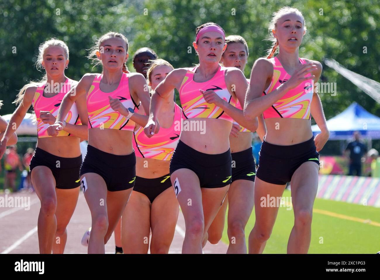 Sadie Engelhardt (Mitte) besiegt Ali Ince (rechts) und Olivia Cieslak (links), um die Mädchen 800 m in 2:03,99, während der Brooks PR Invitational im Renton Memorial Stadium, Mittwoch, 12. Juni 2024, in Renton, zu gewinnen. Wasch. Stockfoto