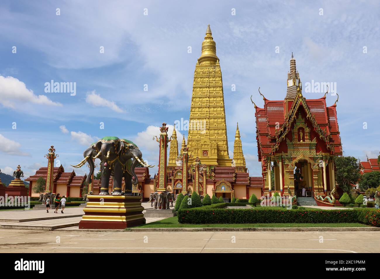 Blick auf goldene Chedi des Tempelkomplexes Wat Bang Thong, buddhistische Kultur Stockfoto