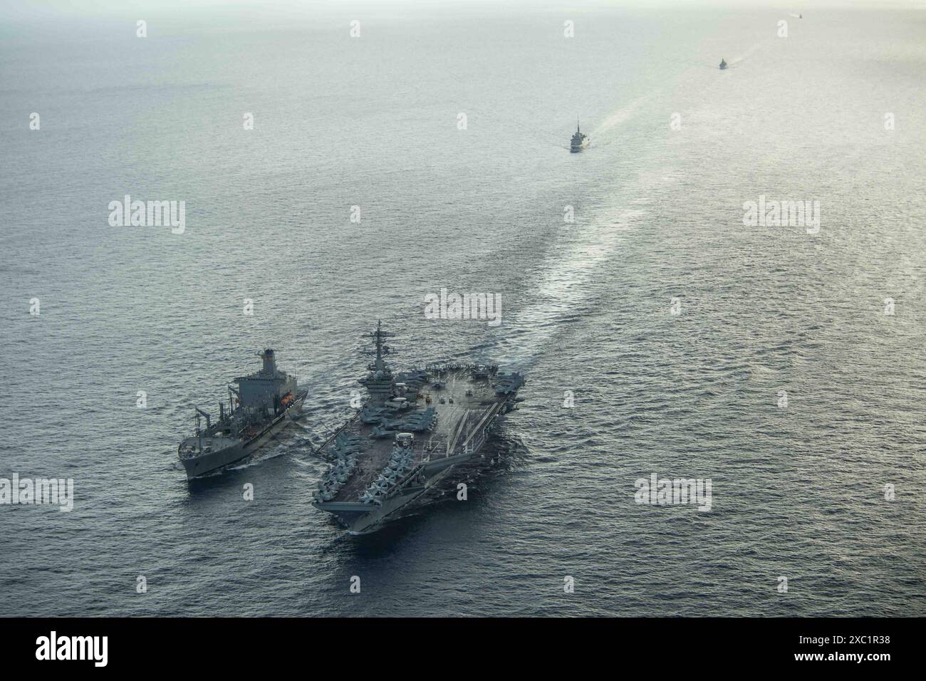 SÜDCHINESISCHE SEE (6. Juni 2024) der Flugzeugträger der Nimitz-Klasse USS Theodore Roosevelt (CVN 71) betankt auf See mit dem Military Sealift Stockfoto