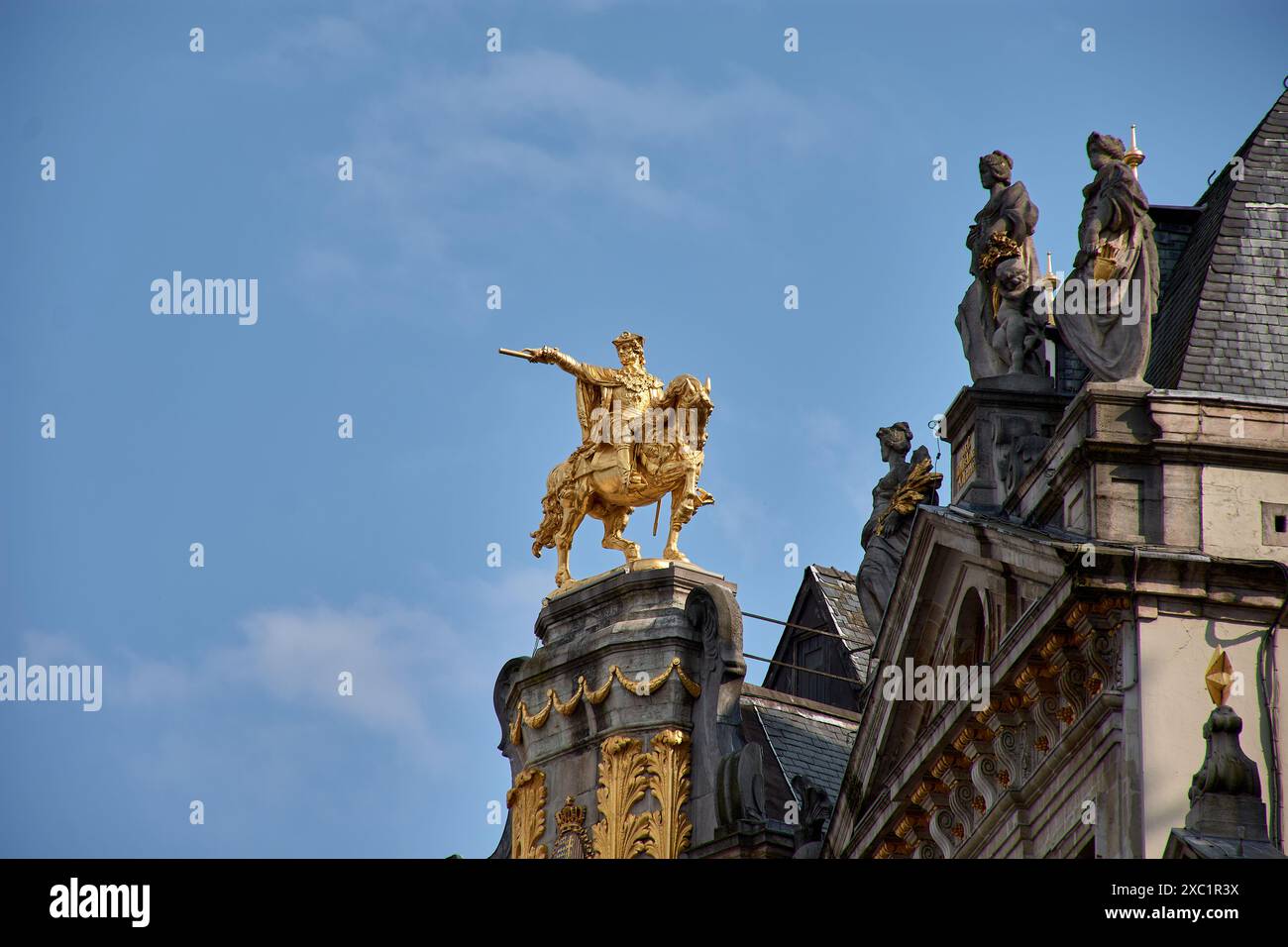 Goldene Statue von Karl von Lothringen im Haus L'Arbre D'Or auf dem Grand Place in Brüssel, Belgien Stockfoto