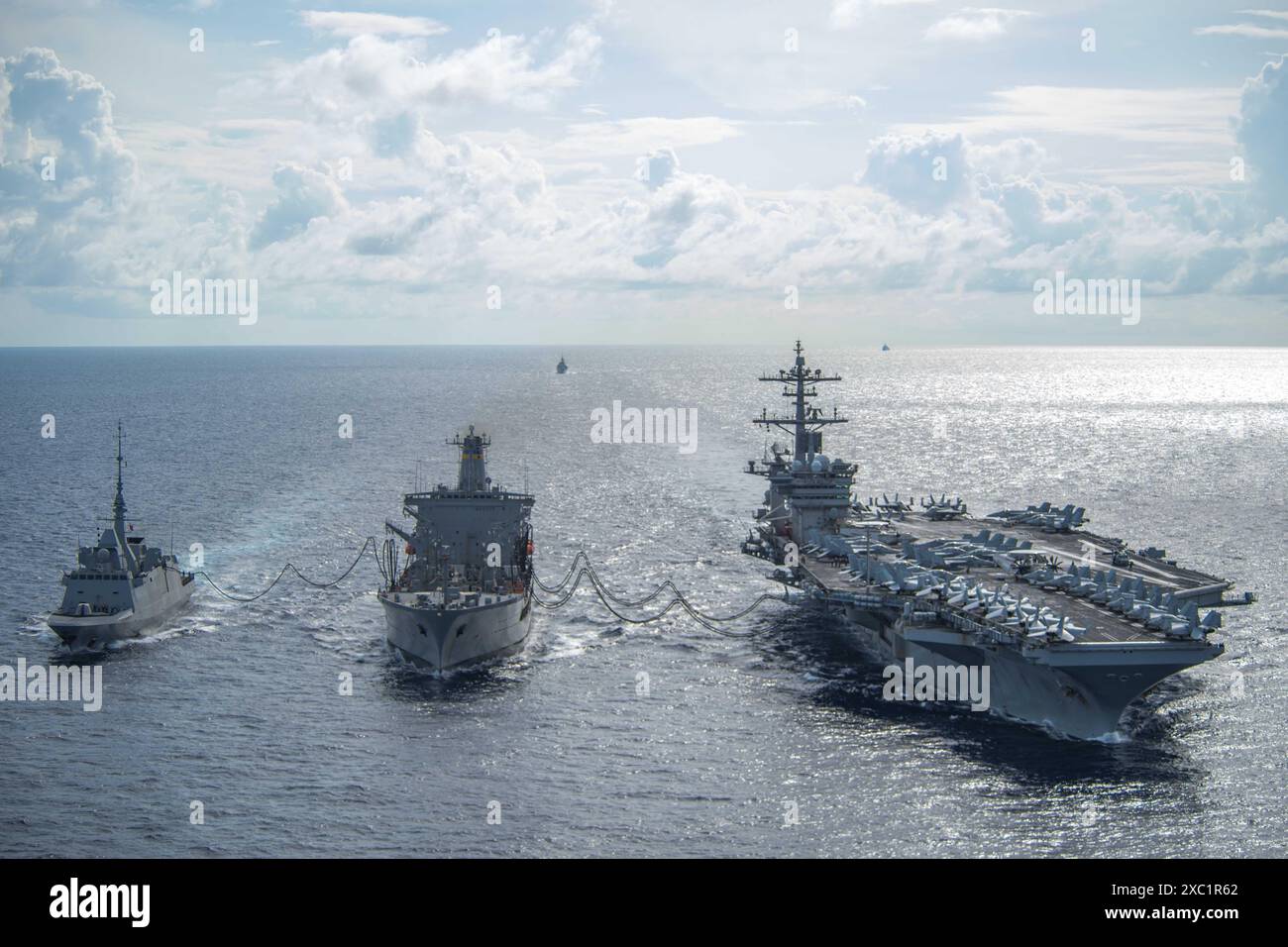 SÜDCHINESISCHE SEE (6. Juni 2024) der Flugzeugträger der Nimitz-Klasse USS Theodore Roosevelt (CVN 71), rechts, betankt mit dem Militär auf See Stockfoto