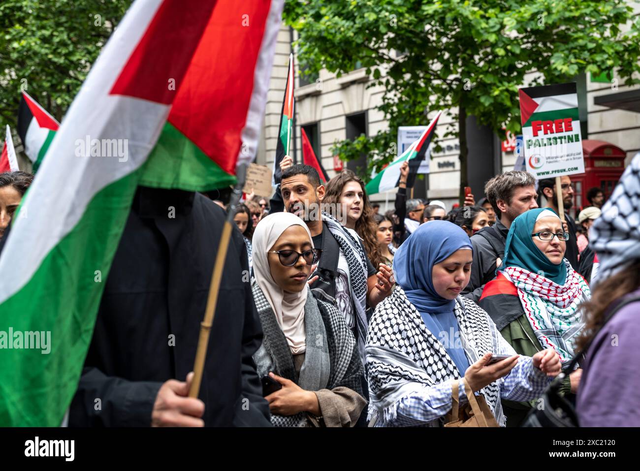 Demonstranten auf Kingsway, propalästinensische Proteste in Zentral-London am 08.06.2024, London, England, Vereinigtes Königreich Stockfoto Demonstranten auf Kingsway, propalästinensische Proteste in Zentral-London am 08.06.2024, London, England, Vereinigtes Königreich Stockfoto