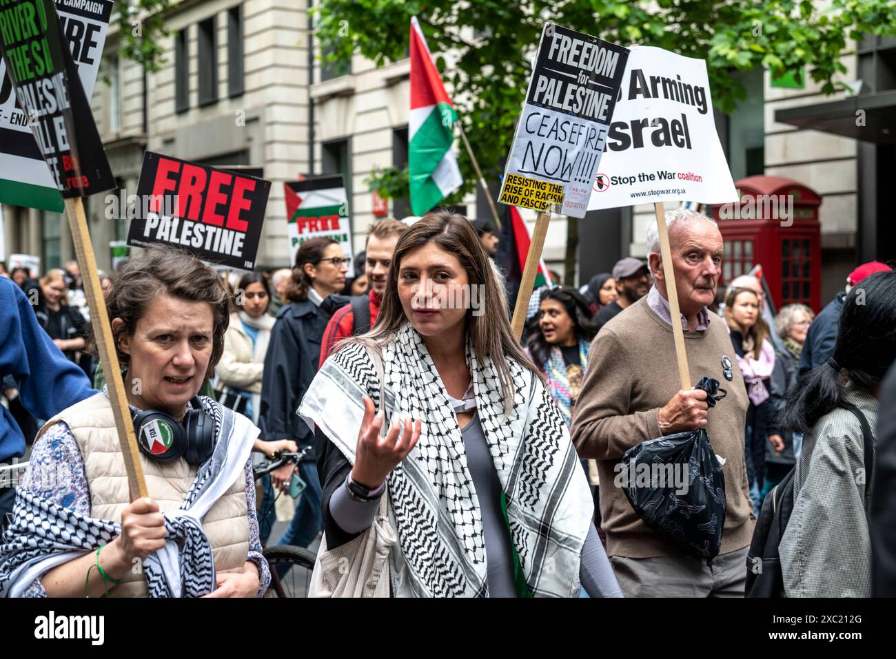 Demonstranten auf Kingsway, propalästinensische Proteste in Zentral-London am 08.06.2024, London, England, Vereinigtes Königreich Stockfoto Demonstranten auf Kingsway, propalästinensische Proteste in Zentral-London am 08.06.2024, London, England, Vereinigtes Königreich Stockfoto
