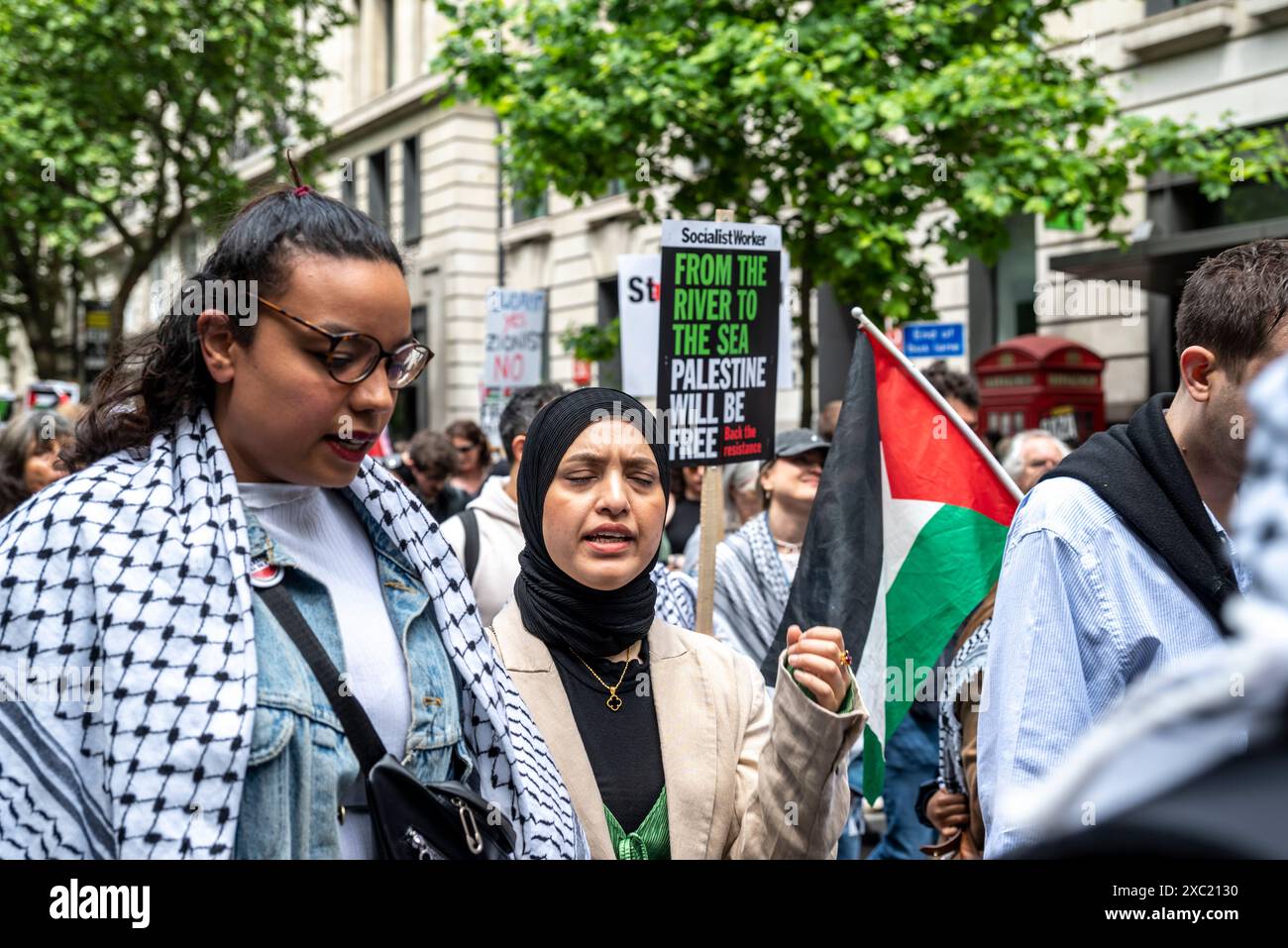 Demonstranten auf Kingsway, propalästinensische Proteste in Zentral-London am 08.06.2024, London, England, Vereinigtes Königreich Stockfoto Demonstranten auf Kingsway, propalästinensische Proteste in Zentral-London am 08.06.2024, London, England, Vereinigtes Königreich Stockfoto
