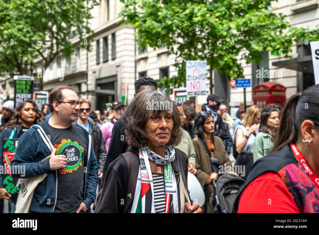 Demonstranten auf Kingsway, propalästinensische Proteste in Zentral-London am 08.06.2024, London, England, Vereinigtes Königreich Stockfoto Demonstranten auf Kingsway, propalästinensische Proteste in Zentral-London am 08.06.2024, London, England, Vereinigtes Königreich Stockfoto