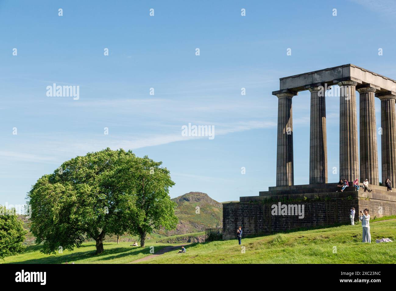 Das National Monument of Scotland auf Calton Hill mit Arthurs Sitz im Hintergrund Stockfoto