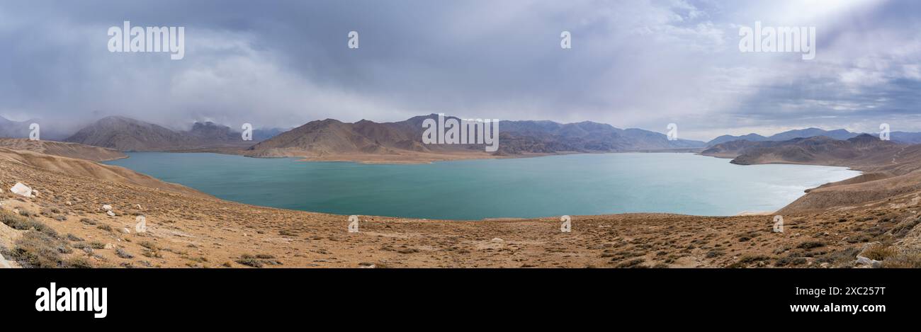 Malerische stimmungsvolle Landschaft Panoramablick auf den Yashilkul See in den hohen Pamir Bergen, Gorno-Badakhshan, Tadschikistan Stockfoto
