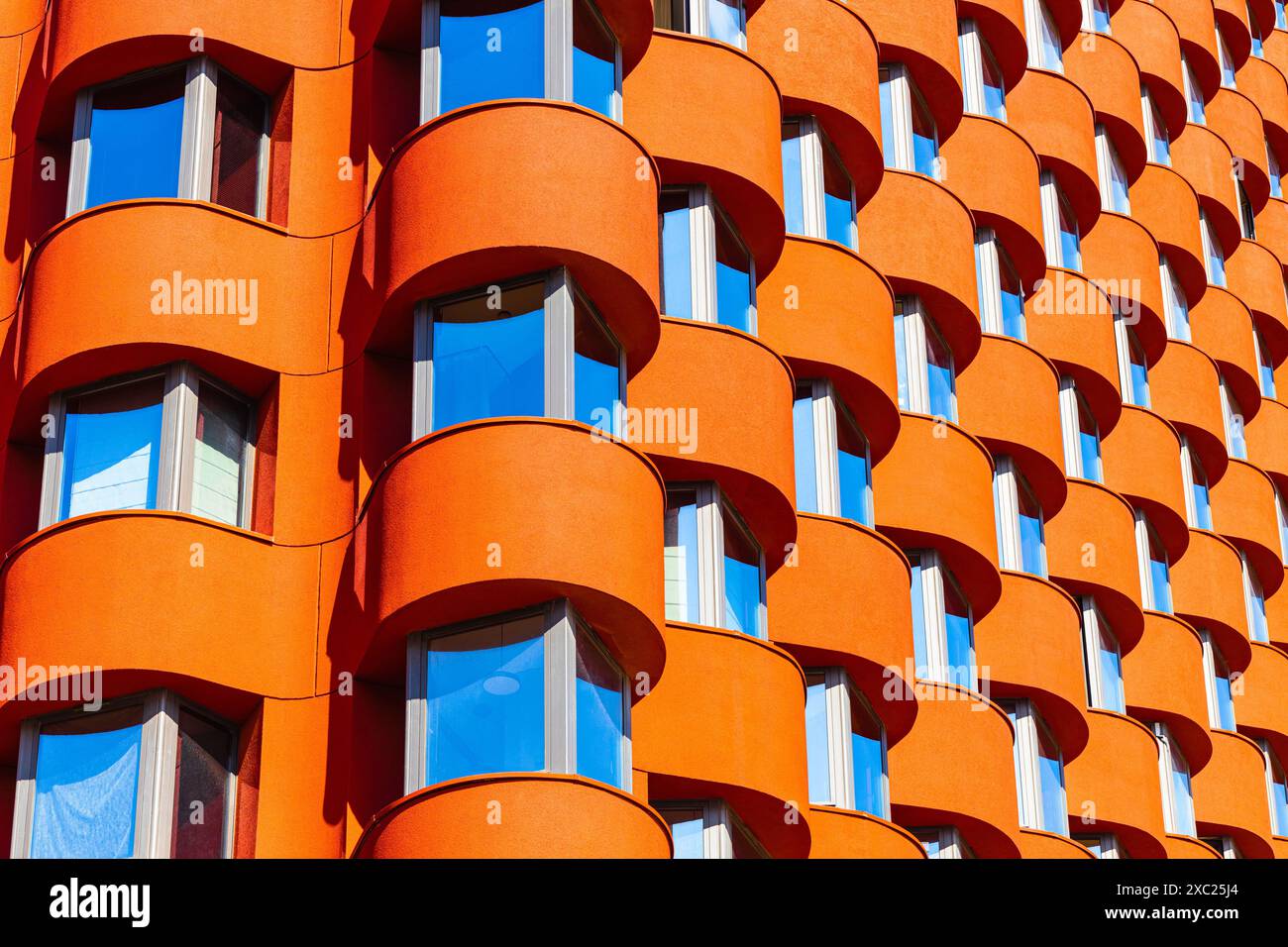 Moskau, Russland - 08. Juni 2024: Fassade eines Hauses mit runden Balkonen. Orange House mit Balkonen. Rhythmisches Muster. Muster der Balkone Stockfoto