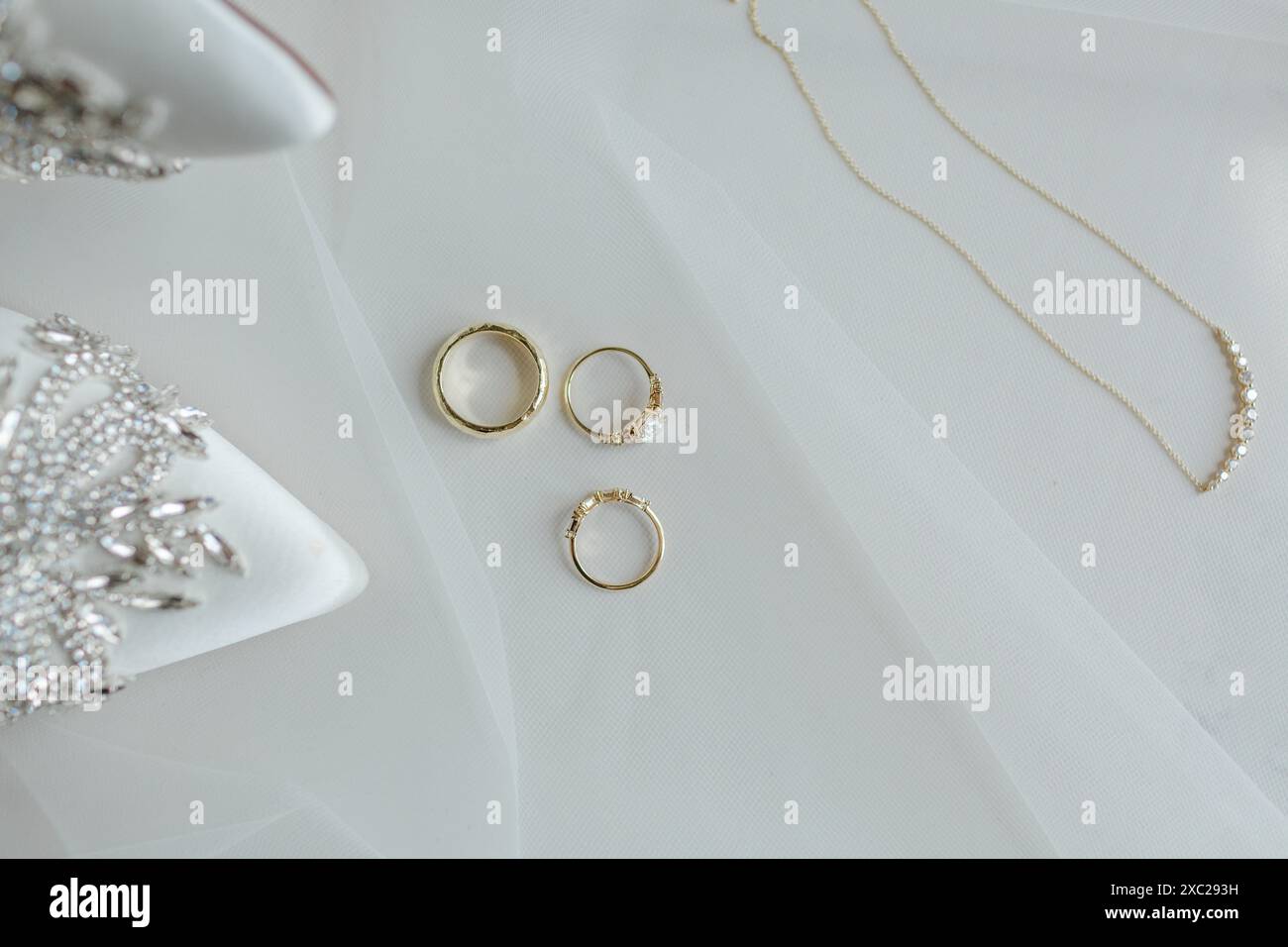 Brautdetails in horizontaler Komposition mit Goldschmuck und Schuhen Stockfoto