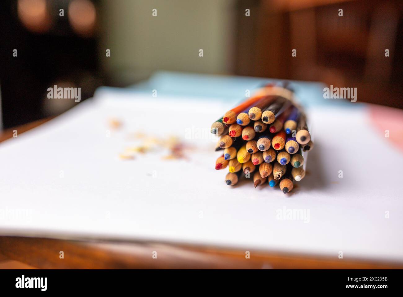 Großaufnahme von gestapelten Buntstiften auf Papier mit verschwommenem Hintergrund Stockfoto