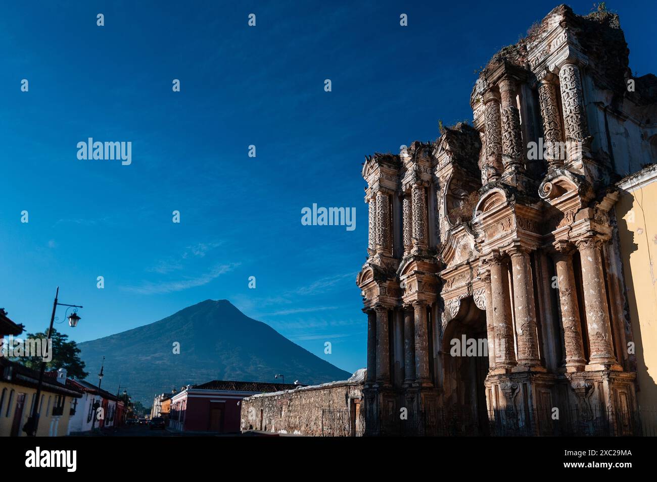 Wasservulkan in Antigua Guatemala mit einer architektonischen Ruine Stockfoto Wasservulkan in Antigua Guatemala mit einer architektonischen Ruine Stockfoto