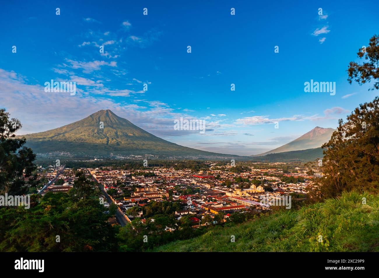 Die Vulkane Agua und Fuego im Hintergrund Stockfoto